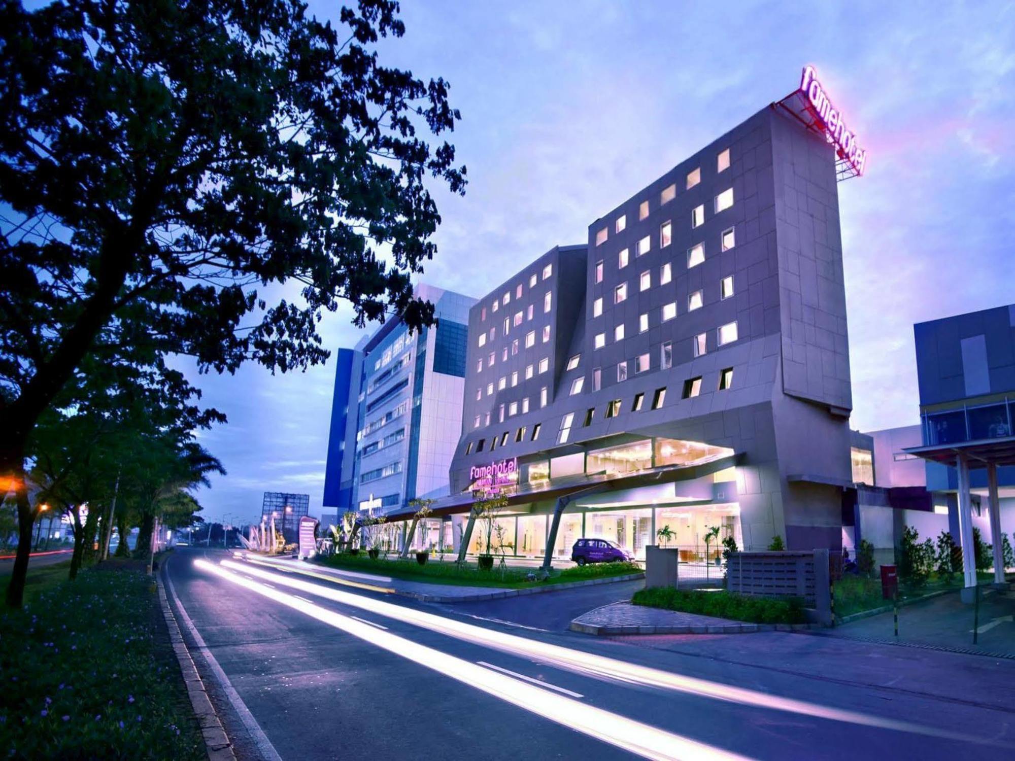 Fame Hotel Gading Serpong Tangerang Exterior foto